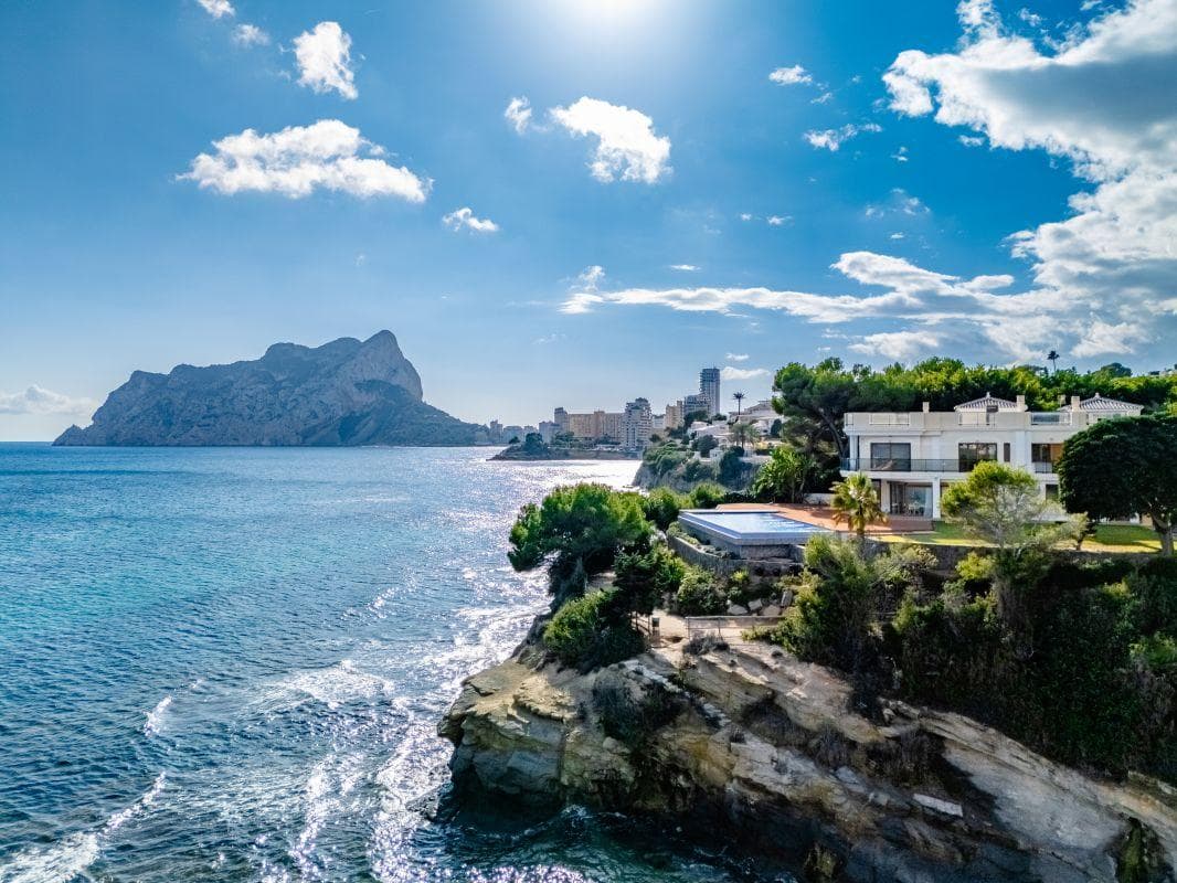 Villa en venta en primera línea del mar en Calpe