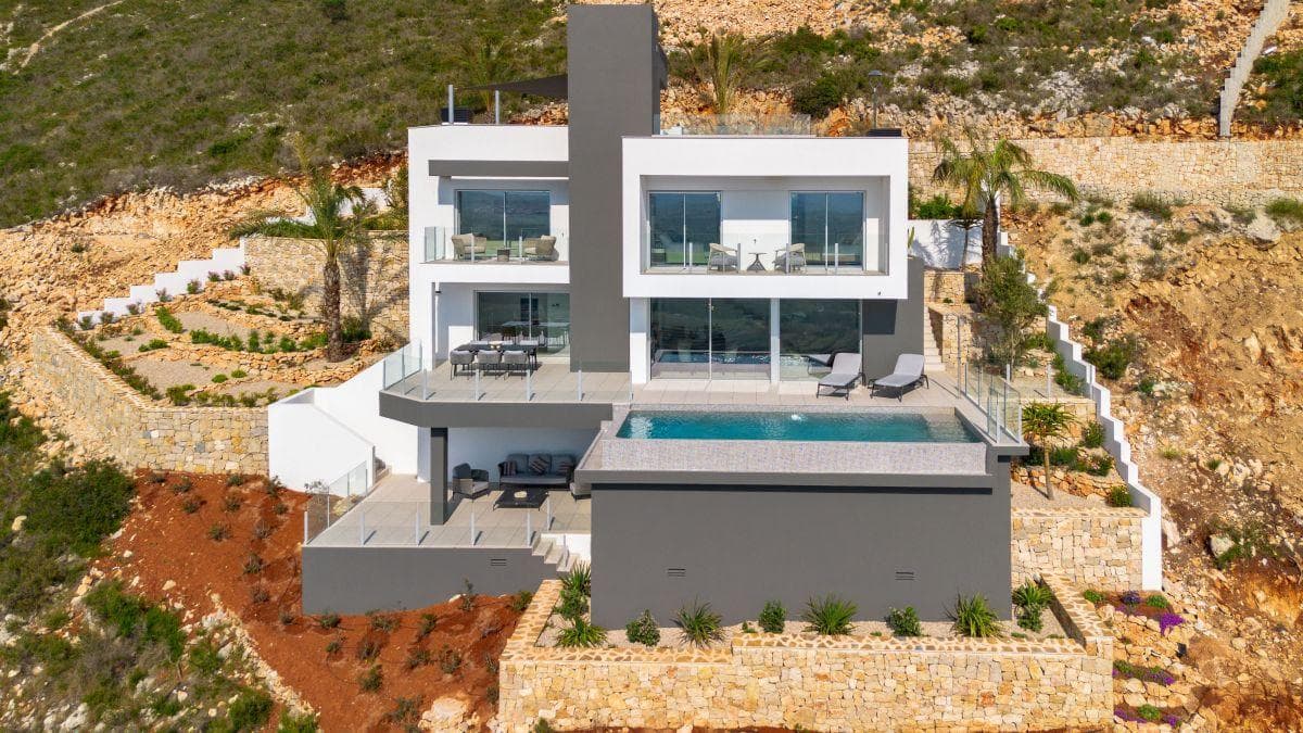 Diseño moderno con vistas panorámicas al mar en Cumbre de Sol - Moraira