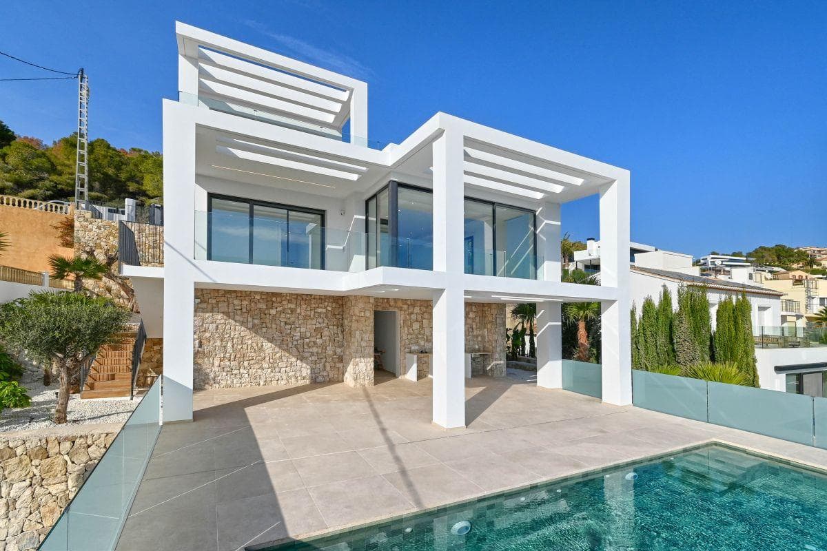 Villa moderna de nueva construcción con vistas panorámicas al mar en Calpe