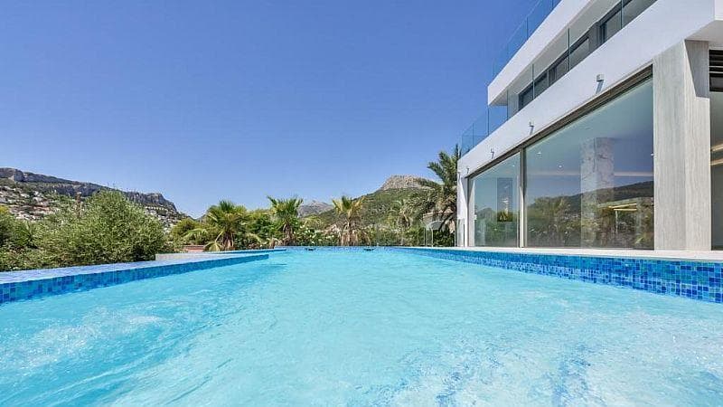 Excepcional villa moderna en segunda línea de mar en Calpe - El Tosal