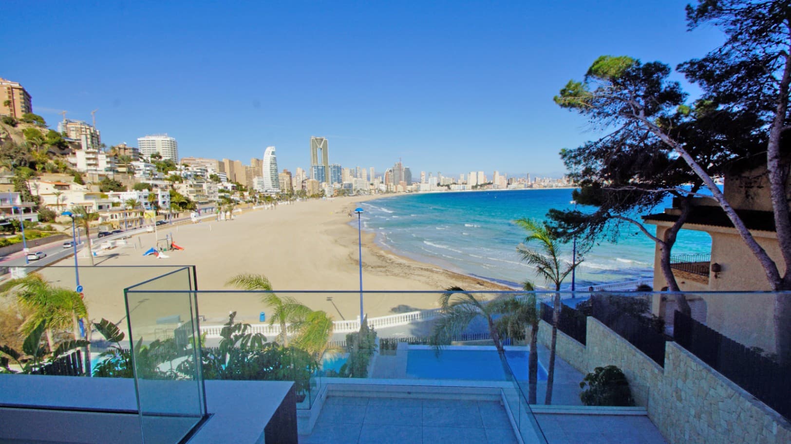 Exclusivo dúplex con gran terraza – directamente en primera línea de mar de la Playa Poniente.
