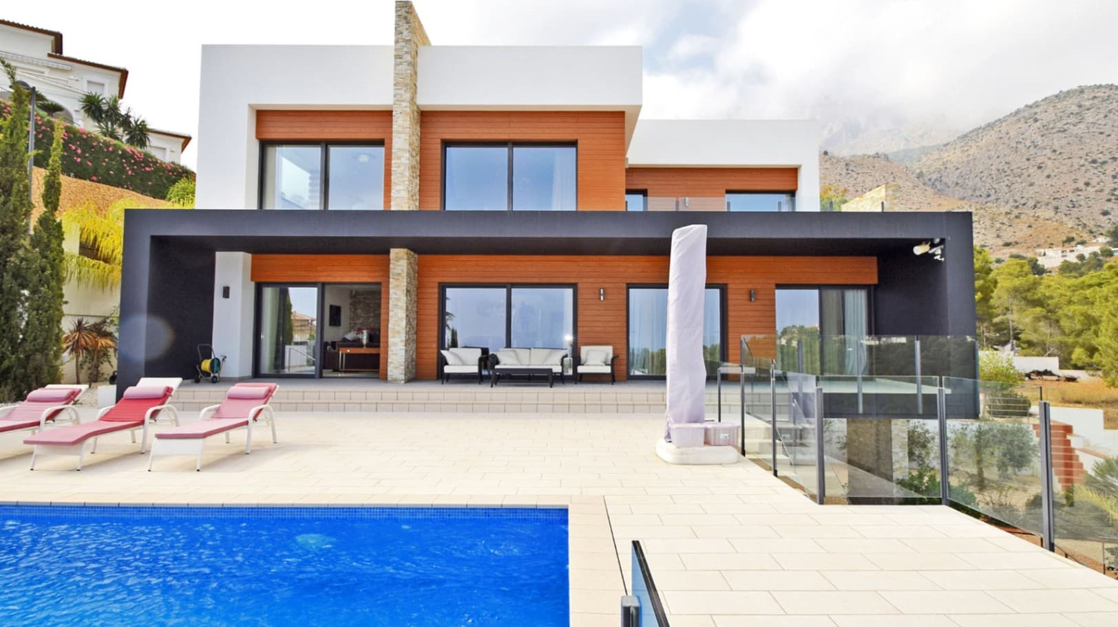 Villa de lujo con vistas panorámicas al mar y a la montaña en Altea