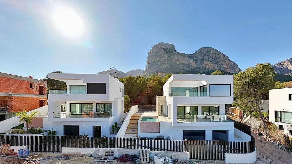Villas modernas y lujosas con impresionantes vistas a las montañas y al mar Mediterráneo - Polop