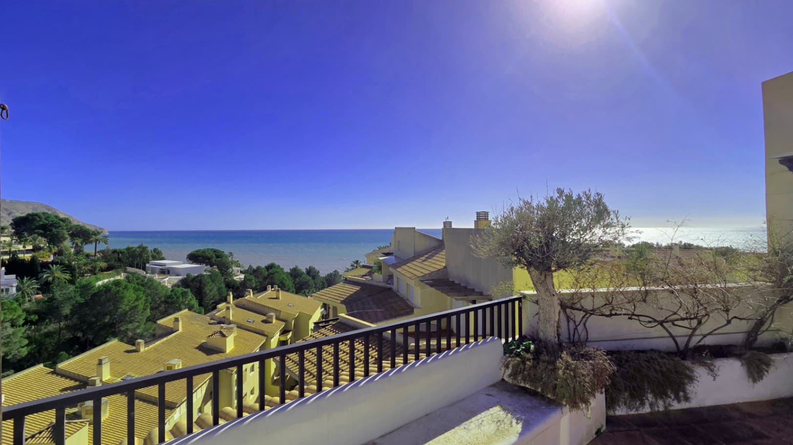 Lujoso ático dúplex con impresionantes vistas al mar en la Costa Blanca, en primera línea de mar